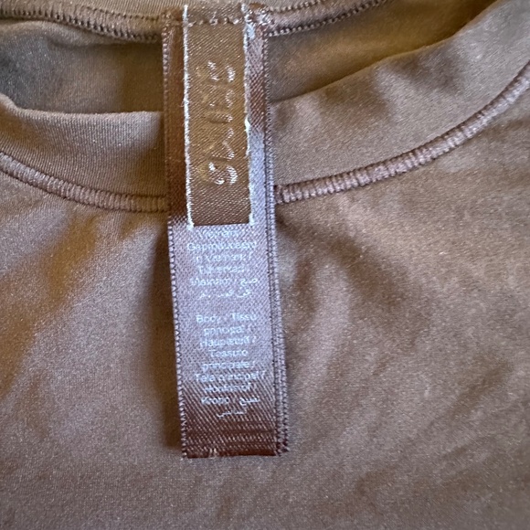 SKIMS Fits Everybody T-Shirt - Picture 5 of 11